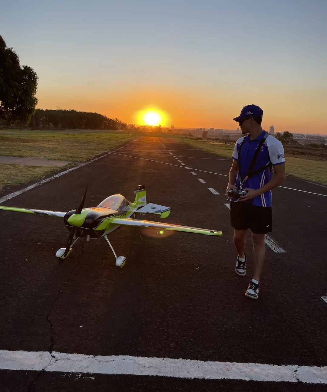 Breno Vilarim ao lado do seu Sbach na pista durante o pôr do sol